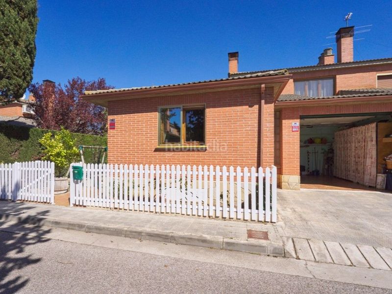 Foto c9dc8dff-c5c7-4e67-aab5-665943064926. Casa amb calefacció aparcament piscina a Miralbueno Zaragoza