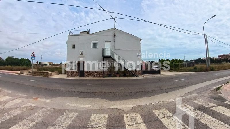 Foto 503fb822-f915-44a4-ad8a-0eda0058b0cf. Casa a El Castellar i l'Oliverar Valencia
