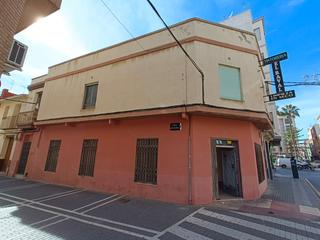 Maison à Llombai. Csa en esquina en zona centrica