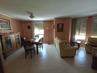 Appartement à Piscinas. Delante de una plaza con parking