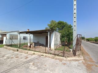 Finca rústica en Playa. Alquería con terreno lado de carretera