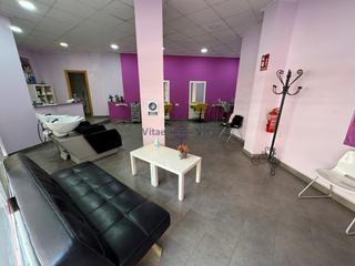 Location Local commercial à Avenida salud. Bajo destinado a peluquería  la viña