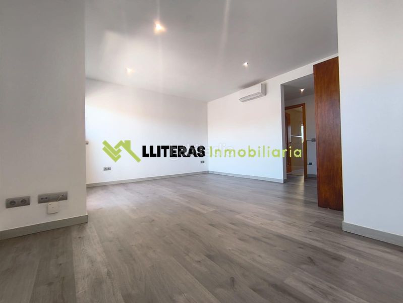 Foto cc5fc457-85d6-4f4a-a855-2f1834033351. Pis a port d´Alcúdia-platja dálcúdia Alcúdia