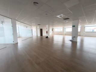 Location Bureau  Carrer de la reina elionor. Precio negociable. oficinas totalmente reformada todo en una pla