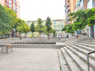 Local Comercial  Plaça de montellà. Local con posibilidad de cambio de uso