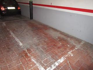 Aparcament cotxe a Llefià. Garaje en venta en artigues