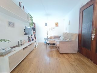 Pis  Cordova. Oportunidad  piso reformado con balcón, ascensor y 3 habitacione