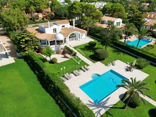 Chalet en Cala Blanca. Impresionante villa de 6 dormitorios con apartamento de invitado