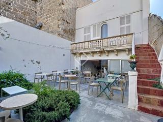 Chalet en Ciutadella. Excepcional edificio con patio, completamente reformado, en vent