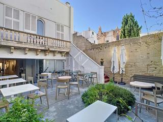 Xalet a Ciutadella. Excepcional edificio con patio, completamente reformado, en vent