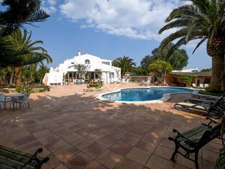 Masia a Trebalúger. Maravillosa finca con jardín arbolado en venta en es castell