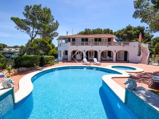 Chalet in Cala Galdana. Maravillosa villa en venta en primera línea de mar en cala galda