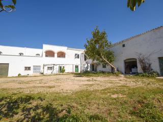 Masia a Cala Blanca. Finca rústica de 10 dormitorios a reformar en venta en ciutadell