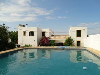 Mas à Cala d´En Bosch-Serpentona. Finca rústica de 393 m con piscina en venta a 3 km de la playa