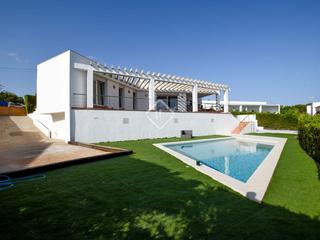 Xalet a Biniancolla-Punta Prima. Magnífica villa de 3 dormitorios en venta en tranquilo son remei