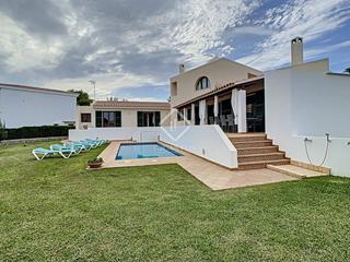 Chalet à Cala Blanca. Villa de 4 dormitorios con licencia turística en venta en sa cal