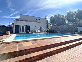 Chalet à Llucmaçanes. Villa en excelentes condiciones y muy espaciosa con 4 dormitorio