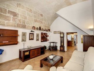 Chalet in Ciutadella. Casa de 5 dormitorios con terraza y solárium en venta en el casc