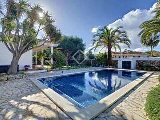 Chalet in Cala Blanca. Villa muy confortable de 4 dormitorios con piscina en venta en s