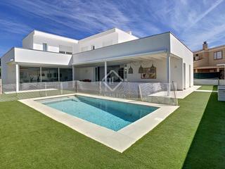Chalet à Sant Climent-Es Canutells. Villa de obra nueva de 4 dormitorios con piscina en venta en maó