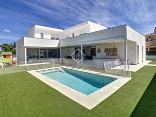 Xalet a Sant Climent-Es Canutells. Villa de obra nueva de 4 dormitorios con piscina en venta en maó