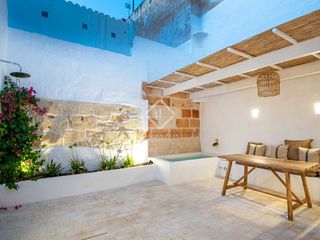 Chalet in Ciutadella. Preciosa casa de 4 dormitorios con patio de 24 m² en venta en el