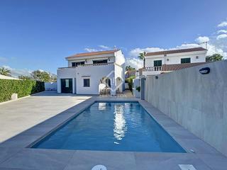 Chalet à Cala Blanca. Bonita villa en excelentes condiciones de 3 dormitorios con pisc