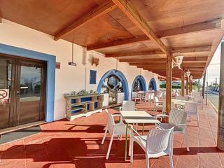 Xalet a Cala en Porter. Restaurante típico de menorca con piscina y villa independiente