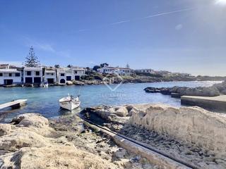 Chalet à Biniancolla-Punta Prima. Villa de 3 dormitorios con vistas al mar y licencia turística en