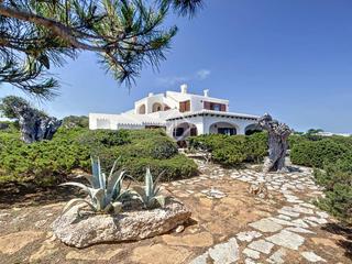 Xalet a Cala Morell. Impresionante villa de estilo menorqun con 7 dormitorios y vist