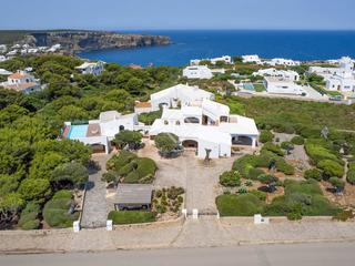 Chalet en Cala Morell. Impresionante villa de estilo menorqun con 7 dormitorios y vist