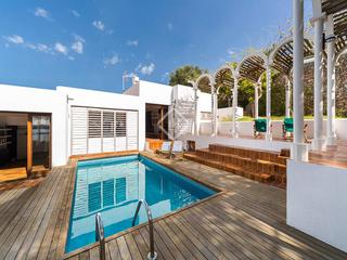 Xalet a Cala Llonga-Sa Mesquida. Villa de 5 dormitorios en venta frente al mar, en el puerto de m