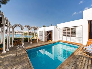 Xalet a Cala Llonga-Sa Mesquida. Villa de 5 dormitorios en venta frente al mar, en el puerto de m