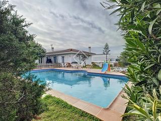 Chalet à Cala Blanca. Estupenda villa en planta baja de 4 dormitorios en venta en sa c