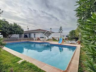 Chalet en Cala Blanca. Estupenda villa en planta baja de 4 dormitorios en venta en sa c