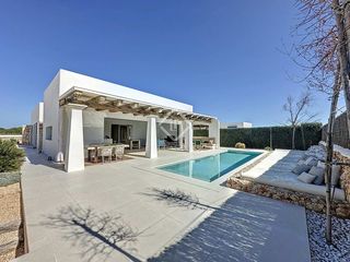 Xalet a Punta Grossa. Villa con piscina y vistas en venta en punta grossa, a pocos min