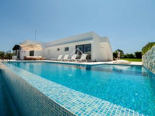 Chalet à Cala en Blanes. Preciosa villa de 4 dormitorios con licencia turística en venta