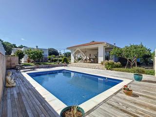 Chalet en Cala Blanca. Villa completamente reformada de 3 dormitorios con piscina y gar