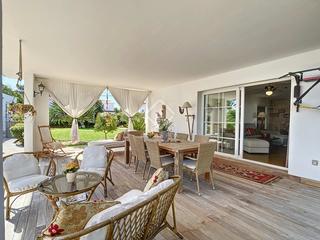 Chalet à Cala Blanca. Villa completamente reformada de 3 dormitorios con piscina y gar