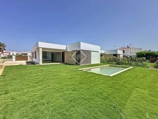Xalet a Punta Grossa. Villa de obra nueva de 4 dormitorios con piscina en venta en pun