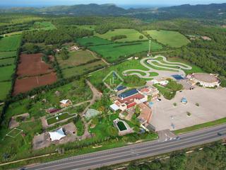 Mas à Ferreries poble. Estupendo complejo turístico y lúdicocomercial único con piscina
