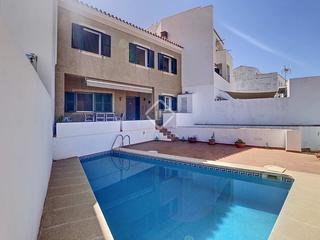 Chalet à Dalt Sant Joan-Plaça Eivissa. Casa adosada en excelentes condiciones de 4 dormitorios con pisc
