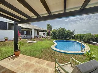 Xalet a Binibèquer. En venta estupenda villa de siete dormitorios con piscina y jard