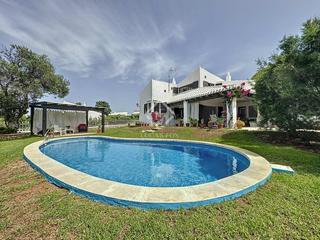 Xalet a Binibèquer. En venta estupenda villa de siete dormitorios con piscina y jard