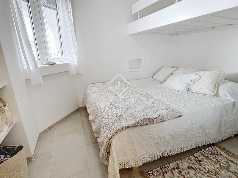 Foto 03e847bd-ac9e-489a-bcc0-cb870142a371. Piso estupendo piso de 2 dormitorios, terraza, aparcamiento y licencia turística en venta en primera línea de mar en Cala Morell, ciuta en Ciutadella de Menorca