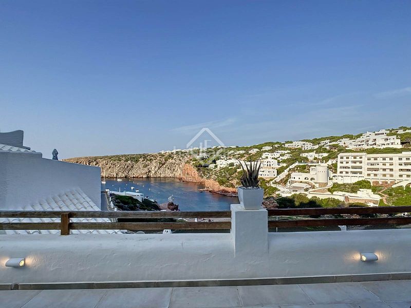 Foto 068df510-7b62-4537-a550-c9f5ab23f4bb. Piso estupendo piso de 2 dormitorios, terraza, aparcamiento y licencia turística en venta en primera línea de mar en Cala Morell, ciuta en Ciutadella de Menorca