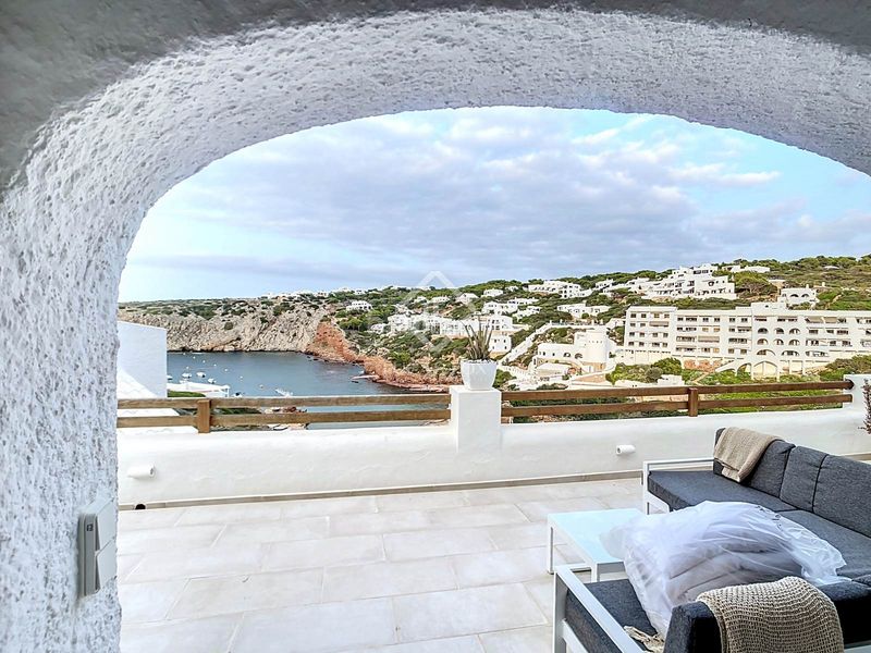 Foto 1cf651c9-680c-492d-8fc2-29ac883ea7a7. Piso estupendo piso de 2 dormitorios, terraza, aparcamiento y licencia turística en venta en primera línea de mar en Cala Morell, ciuta en Ciutadella de Menorca