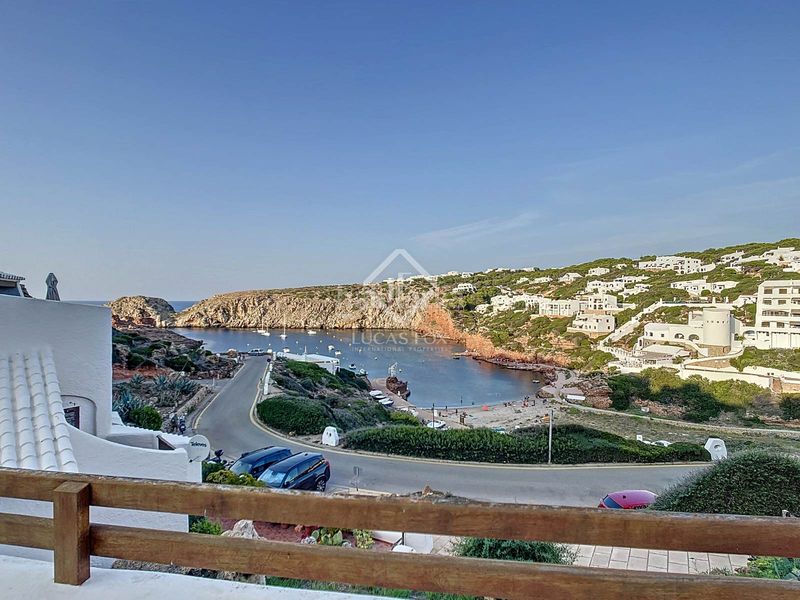 Foto 410d0f1b-e3e1-4769-84d7-9c4bb6054e71. Piso estupendo piso de 2 dormitorios, terraza, aparcamiento y licencia turística en venta en primera línea de mar en Cala Morell, ciuta en Ciutadella de Menorca