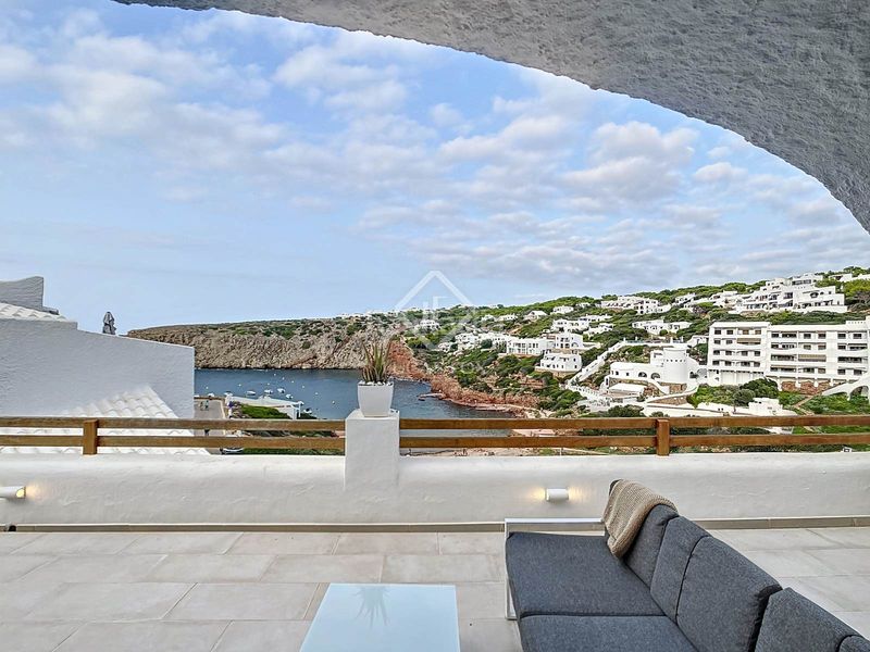 Foto a2825eaf-5a06-4e49-8f0c-0cf65fe1b170. Piso estupendo piso de 2 dormitorios, terraza, aparcamiento y licencia turística en venta en primera línea de mar en Cala Morell, ciuta en Ciutadella de Menorca