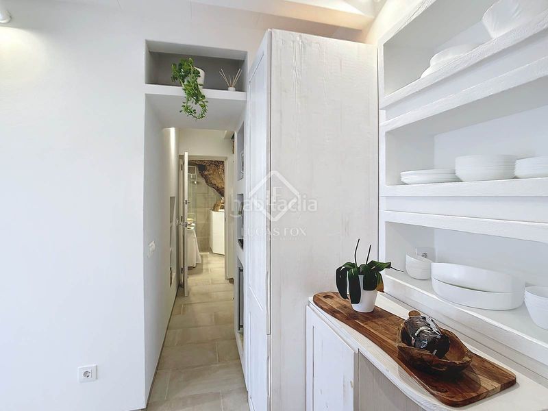 Foto c1c96c7a-d5b9-4d04-99d2-7d3727cb3e2c. Piso estupendo piso de 2 dormitorios, terraza, aparcamiento y licencia turística en venta en primera línea de mar en Cala Morell, ciuta en Ciutadella de Menorca